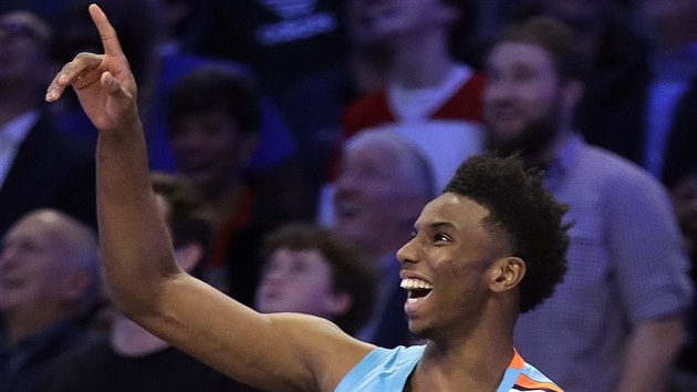 Hamidou Diallo z Oklahoma City se raduje po sv smei v NBA All-Star Slam Dunk Contestu.
