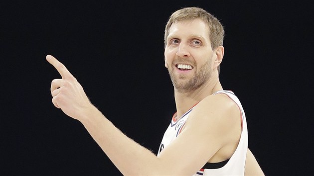 Dirk Nowitzki oslavuje trojku v Utkn hvzd NBA.