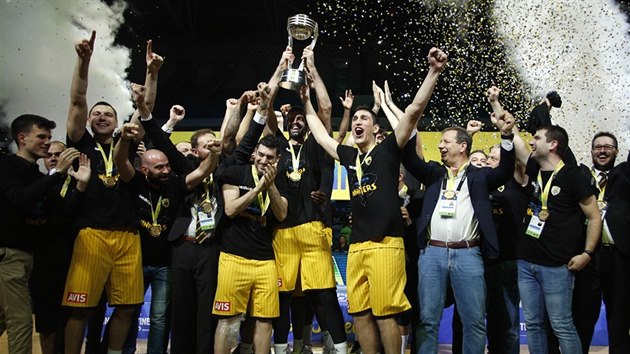 Basketbalist AEK Atny slav triumf v Interkontinentlnm pohru.