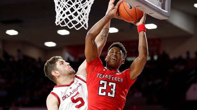 Jarrett Culver (23) z Texas Tech doskoil ped Mattem Freemanem (5) z Oklahomy.