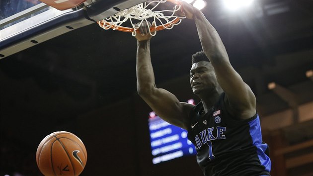 Zion Williamson z Duke smeuje.