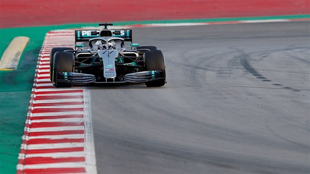 Valtteri Bottas ze stje Mercedes pi testech v Barcelon