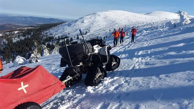 Záchranáři na cestě ze Špindlerovy boudy na Sněžku zasahovali u běžkaře, který se zřítil ze srázu (15.2.2019).