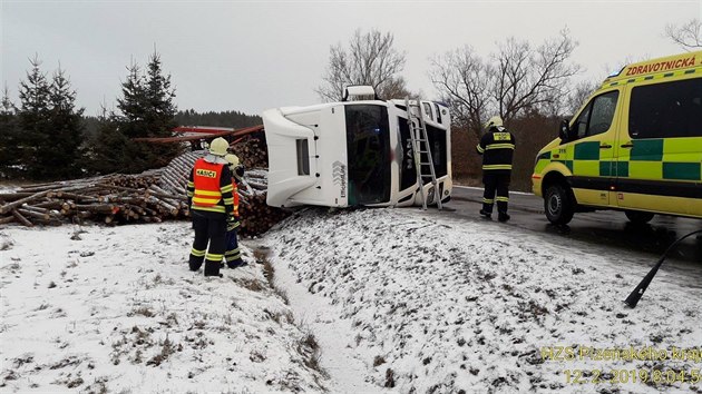 U ekovic na Tachovsku nejdve skonil stee osobn vz, pozdji na stejnm mst havaroval kamion.