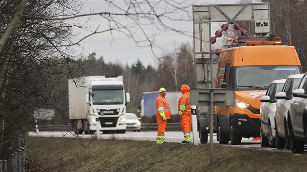 Na povrchu dlnice D5 mezi Plzn a hranic s Nmeckem se objevuj trhliny. Opravy potrvaj pt let. (13. 2. 2019)