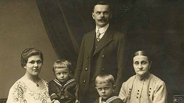 Rodina Zikmundova v roce 1923. Otec Antonn, matka Magdalena (sedc vlevo), bratr Josef (mlad) a Miroslav, ktermu byli tyi roky. Zcela vpravo babika Magdalena Vorkov z Bikova.