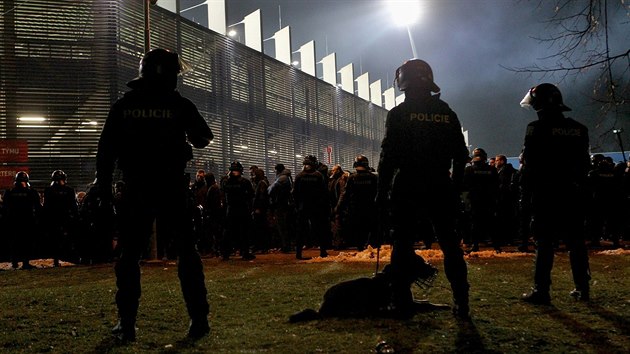 Destky tkoodnc hldali situaci ped fotbalovm stadionem v Plzni . (14. 2. 2019)