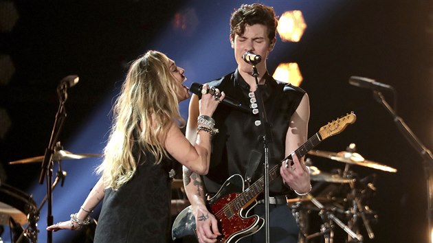 Shawn Mendes a Miley Cyrus na pedvn cen Grammy 10. nora zazpvali pse In My Blood.