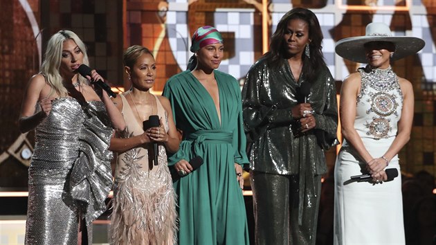 V vodu ceremonilu cen Grammy vystoupily (zleva) zpvaka Lady Gaga, hereka Jada Pinkett Smith, zpvaka a modertorka veera Alicia Keys, bval prvn dma Michelle Obamov a hereka a zpvaka Jennifer Lopez. (Los Angeles, 10. nora 2019)