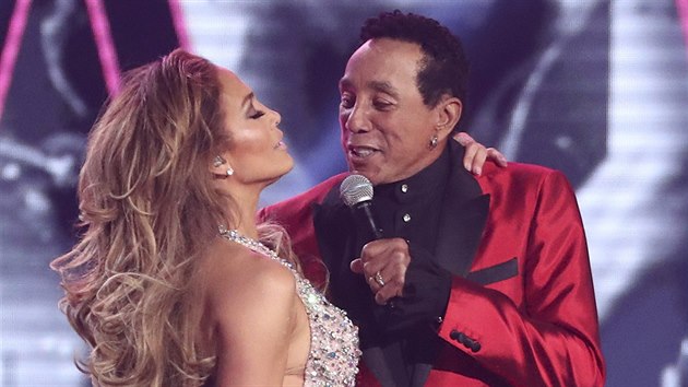 Jennifer Lopez a Smokey Robinson vzdali poctu vydavatelstv Motown, je si letos pipomn edest let od svho vzniku. (Grammy Awards, 10. nora 2019)