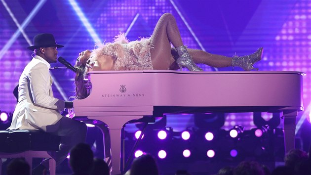 Ne-Yo a Jennifer Lopez zpvaj medley psn z vydavatelstv Motown, je si letos pipomn edest let od svho vzniku. (Grammy Awards, 10. nora 2019)