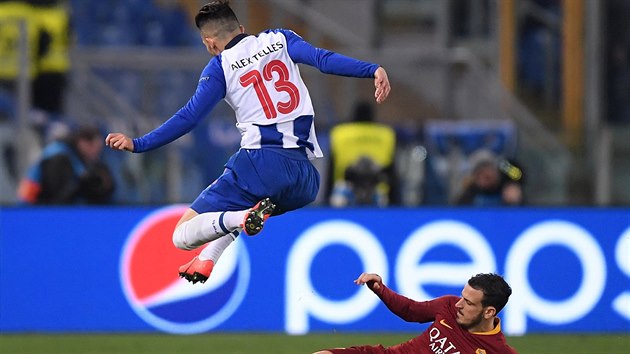 Alex Telles z Porta peskakuje Alessandra Florenziho v dresu AS m.