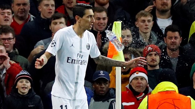 NEPOPULRN OSOBA. Pznivci Manchesteru United cel zpas na Angela Di Maru pskali, k fotbalistovi Paris St. Germain dokonce ltaly i lahve.