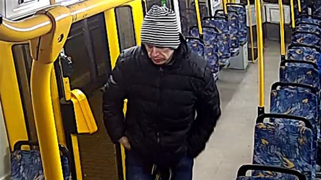 Zloděje z ostravské tramvaje zachytily kamery.
