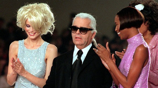 Karl Lagerfeld a modelky Claudia Schifferov a Naomi Campbellov (Pa, 14. jna 1996)
