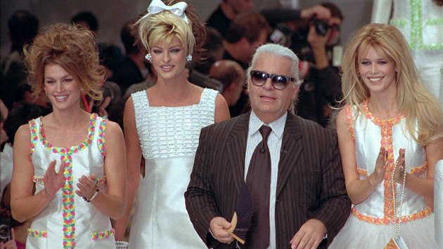Karl Lagerfeld a supermodelky Cindy Crawfordov, Linda Evangelista a Claudia Schifferov (Pa, 19. jna 1995)