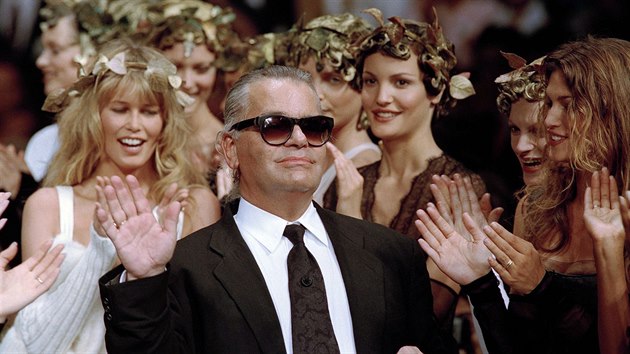 Karl Lagerfeld na přehlídce Chanel (Paříž, 20. července 1993)