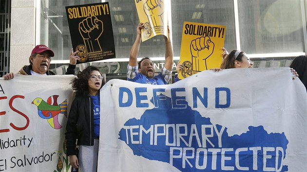 Demonstrace v roce 2018 proti zruen ochrannho statusu v San Franciscu, tehdy soud doasn zruen ochrannho statusu pozastavil.