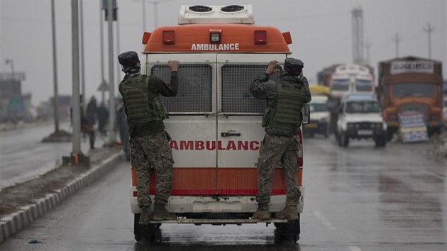 V Kamru zatoil na konvoj indick polovojensk policie sebevraedn atenttnk. Zemelo nejmn ticet lid. (14. nora 2019)