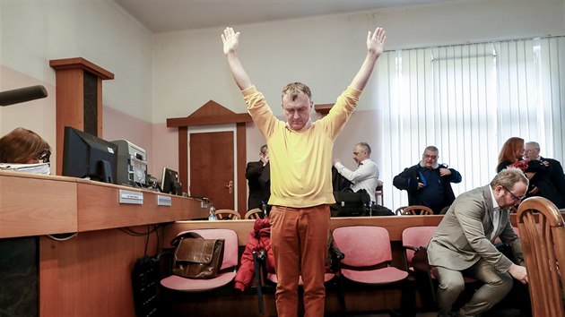 Někdejší spolumajitel Mostecké uhelné společnosti Antonín Koláček u soudu, který řeší kauzu údajného tunelování společnosti, prováděl duchovní cvičení. (18. února 2019)