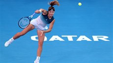 Karolína Muchová pi podání ve tvrtfinále turnaje v Dauhá.