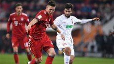 Niklas Süle z Bayernu Mnichov a Jan Morávek (vpravo) z Augsburgu bojují o mí.