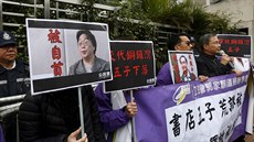 lenové hongkongského pro-demokratického hnutí pi protestu ped ínským...