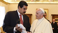 Nicolás Maduro a papež František na snímku z června 2013