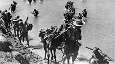 Britská armáda pechází pes eku Irrawaddy v lednu 1945.