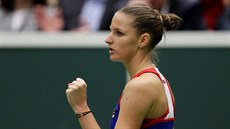eská tenistka Karolína Plíková se povzbuzuje ve fedcupovém zápase proti...
