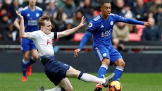 Oliver Skipp z Tottenhamu (vlevo) a Youri Tielemans z Leicesteru bojují o mí.