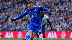 Jamie Vardy z Leicesteru zahrává pokutový kop v utkání proti Tottenhamu.