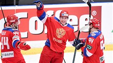 Ruští hokejisté se radují z branky v utkání Švédských her proti Česku.