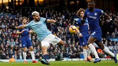 Sergio Agüero z Manchesteru City (vlevo) dává gól do sít Chelsea.