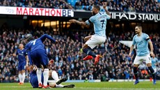 Raheem Sterling z Manchetseru City (s íslem 7) skóruje ve lágru anglické ligy...