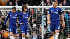 Frustrovaní fotbalisté Chelsea krá�ejí po hri�ti poté, co od Manchesteru City...