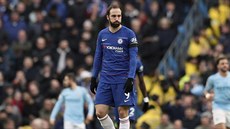 Gonzalo Higuaín z Chelsea smutní poté, co jeho tým obdrel branku od fotbalist...