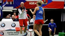 Kapitán �eského fedcupového týmu Petr Pála hecuje Kate�inu Siniakovou v utkání...