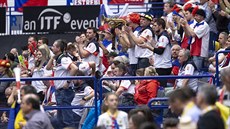 Ostravské publikum povzbuzuje eské tenistky v utkání Fed Cupu proti Rumunkám.