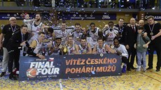 Basketbalisté Nymburka se radují z vítzství v eském poháru.