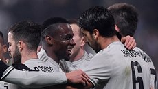 Fotbalisté Juventusu slaví branku do sít Sassuola.
