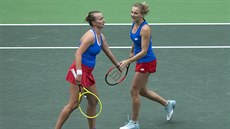 eské tenistky Barbora Krejíková (vlevo) a Kateina Siniaková slaví úspnou...
