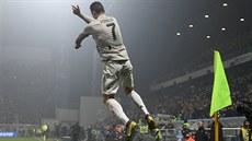 Cristiano Ronaldo z Juventusu svým typickým výskokem slaví zásah do sít...
