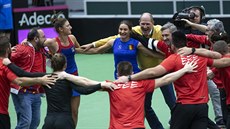 Fedcupový tým Rumunska se raduje z vítzství nad eskou republikou a postupu do...