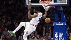 Joel Embiid z Philadelphie smeuje v utkání NBA proti Los Angeles Lakers.