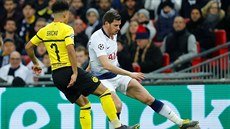 Jan Vertonghen z Tottenhamu (vpravo) a Jadon Sancho z Dortmundu v utkání Ligy...