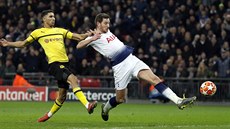 Jan Vertonghen z Tottenhamu při gólové střele proti Dortmundu.