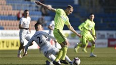 Dominik Jano�ek ze Slovácka (vlevo) a Ján Krivák z Karviné bojují o mí�.