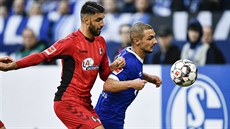 Vincenzo Grifo z Freiburgu (vlevo) atakuje Ahmeda Kutucua ze Schalke.