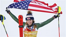 Americká lyžařka Mikaela Shiffrinová se raduje z vítězství ve slalomu na...